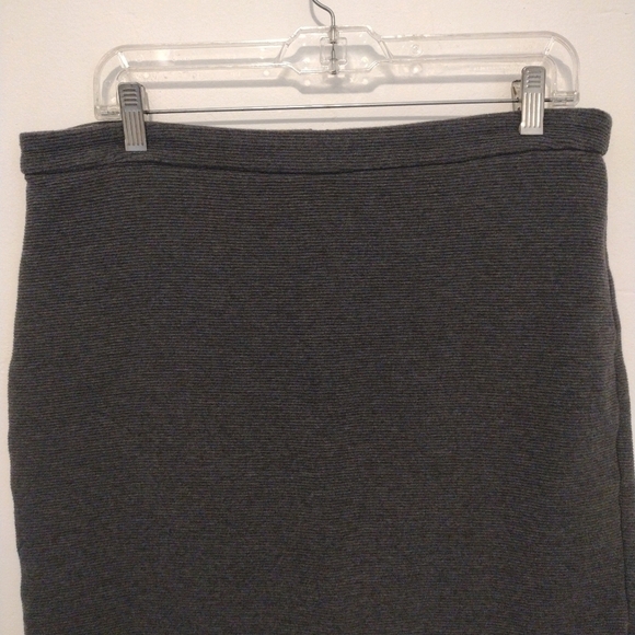 Banana Republic Factory - Pencil Skirt - Picture 2 of 12